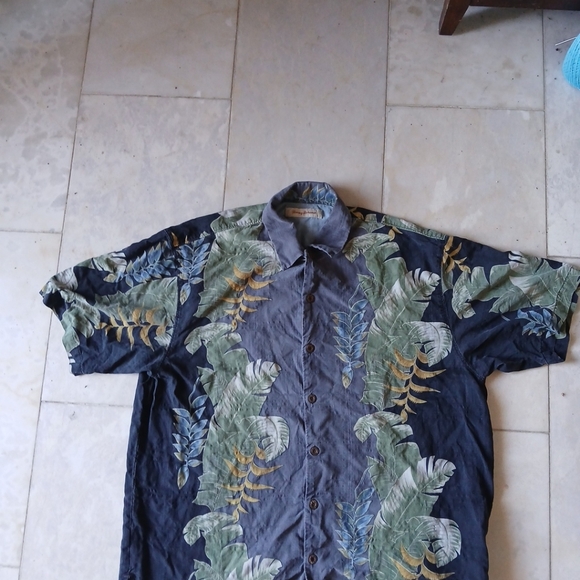 Vntg TOMMY BAHAMA Hawaiian Men's Silk Shirt XL Blue Leaves On Gray - Picture 2 of 4